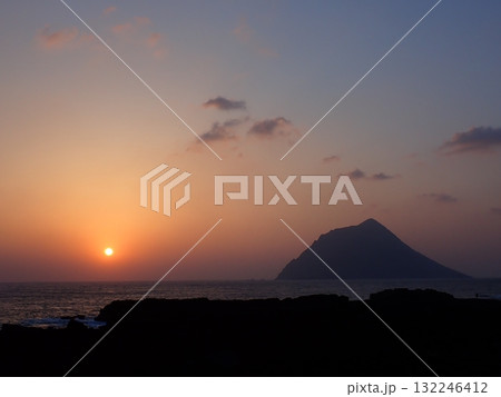八丈島の夕陽 132246412