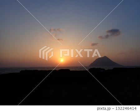 八丈島の夕陽 132246414