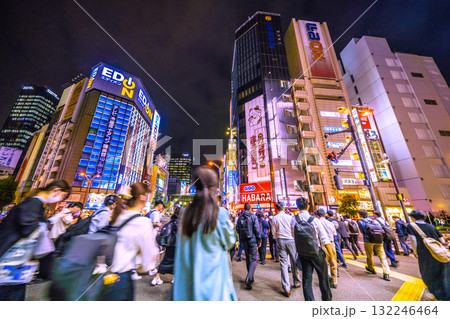 日本の東京都市景観　万世橋の交差点を横断する仕事終わりのビジネスマンら…＝10月10日、秋葉原 132246464