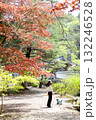 紅葉の下を歩く女性 132246528