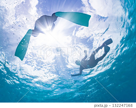 膨らむヒトヅラハリセンボン半水面撮影。美しいサンゴ礁と熱帯魚の群れ。島尻郡慶良間諸島座間味島安室島 膨らむヒトヅラハリセンボン半水面撮影。美しいサンゴ礁と熱帯魚の群れ。島尻郡慶良間諸島座間味島安室島 132247168