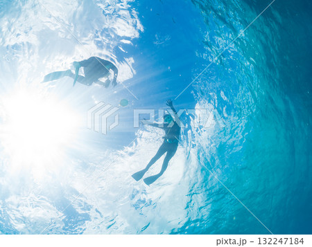 膨らむヒトヅラハリセンボン半水面撮影。美しいサンゴ礁と熱帯魚の群れ。島尻郡慶良間諸島座間味島安室島 132247184