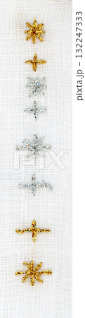 金と銀とビーズのキラキラ星の刺繍 132247333