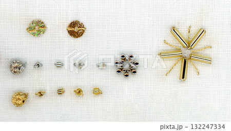 金と銀とビーズのキラキラ星の刺繍 132247334