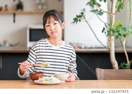 野菜嫌い,好き嫌い,食べられない小学生の女の子,子供 野菜嫌い,好き嫌い,食べられない小学生の女の子,子供 132247455