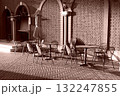 早朝のレンガ道 132247855