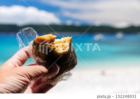ビーチでおにぎりを食べる。美しいサンゴ礁と熱帯魚の群れ。沖縄県島尻郡慶良間諸島座間味島安室島2025 132248031
