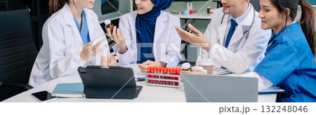 Meeting team of doctor and medical staff Consultation about the treatment of heart disease, pneumonia, gastrointestinal and stomach diseases. Meeting team of doctor and medical staff Consultation about the treatment of heart disease, pneumonia, gastrointestinal and stomach diseases. 132248046