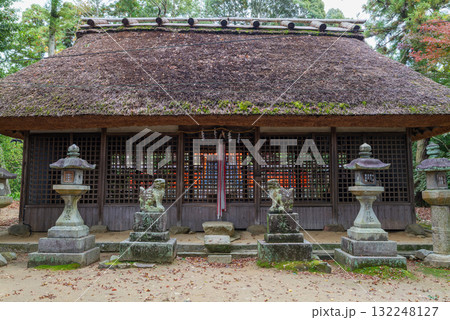 山の辺の道 茅葺き屋根の夜都岐神社 葺替え後6年 2021年11月12日 132248127