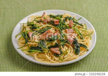 ホウレン草とベーコンのパスタ ホウレン草とベーコンのパスタ 132248226