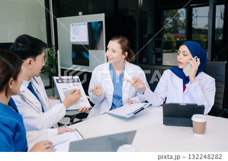 Meeting team of doctor and medical staff Consultation about the treatment of heart disease, pneumonia, gastrointestinal and stomach diseases. Meeting team of doctor and medical staff Consultation about the treatment of heart disease, pneumonia, gastrointestinal and stomach diseases. 132248282