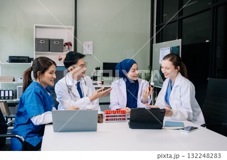 Meeting team of doctor and medical staff Consultation about the treatment of heart disease, pneumonia, gastrointestinal and stomach diseases. Meeting team of doctor and medical staff Consultation about the treatment of heart disease, pneumonia, gastrointestinal and stomach diseases. 132248283