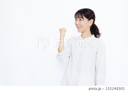 ガッツポーズをしている女性 132248301