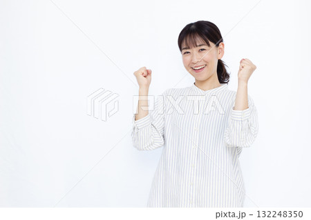 ガッツポーズをしている女性 ガッツポーズをしている女性 132248350