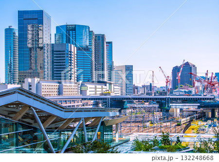 日本の東京都市景観 品川駅やオフィスビル群、電車などを望む。手前は高輪ゲートウェイ駅 日本の東京都市景観 品川駅やオフィスビル群、電車などを望む。手前は高輪ゲートウェイ駅 132248668
