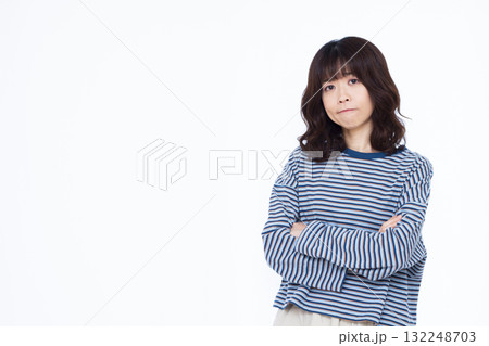 腕組みをして困っている女性 132248703
