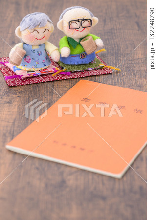 ご年配の夫婦と年金手帳 ご年配の夫婦と年金手帳 132248790