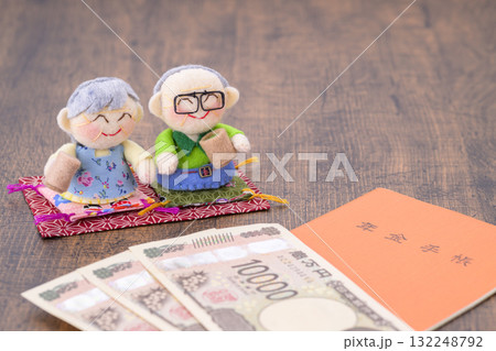 ご年配の夫婦と年金手帳(+お金) ご年配の夫婦と年金手帳(+お金) 132248792