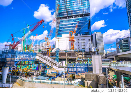 日本の東京都市景観10月17日。クローラークレーンなどの巨大重機がズラリ…。円柱形構造物が…=渋谷 日本の東京都市景観10月17日。クローラークレーンなどの巨大重機がズラリ…。円柱形構造物が…=渋谷 132248892