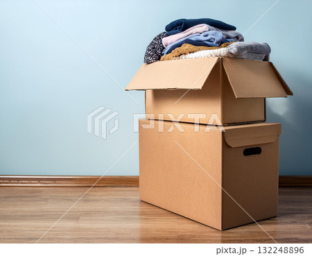 衣服の積められた段ボール 132248896