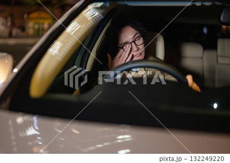 車を運転する男性　 132249220