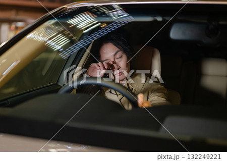 車を運転する男性 車を運転する男性 132249221