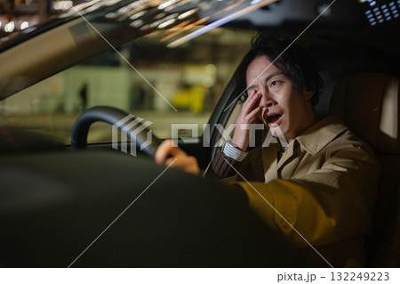 車を運転する男性 車を運転する男性 132249223