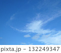 空高く広がる青い空に、絹のように流れる白いすじ雲。爽やかな青空の写真 132249347