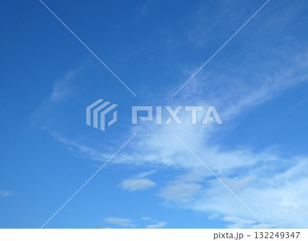 空高く広がる青い空に、絹のように流れる白いすじ雲。爽やかな青空の写真 空高く広がる青い空に、絹のように流れる白いすじ雲。爽やかな青空の写真 132249347