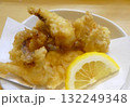 コリコリとした歯ごたえとうま味が味わえる、イカのゲソの天ぷらの写真 132249348