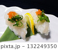 冬の味覚。歯ごたえのある旨みを、にぎりずしで味わう、フグのにぎり寿司の写真 132249350