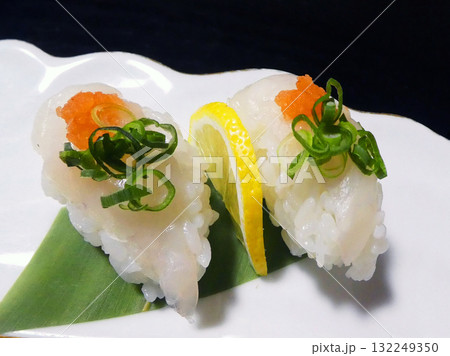 冬の味覚。歯ごたえのある旨みを、にぎりずしで味わう、フグのにぎり寿司の写真 冬の味覚。歯ごたえのある旨みを、にぎりずしで味わう、フグのにぎり寿司の写真 132249350