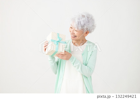 プレゼントをもらって喜ぶシニア女性　 132249421