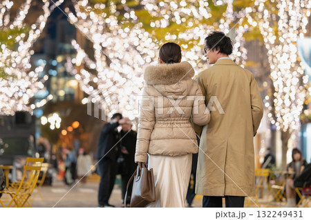 夜の街を歩く男女 夜の街を歩く男女 132249431