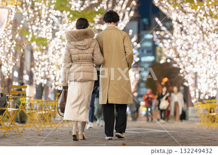 夜の街を歩く男女 夜の街を歩く男女 132249432