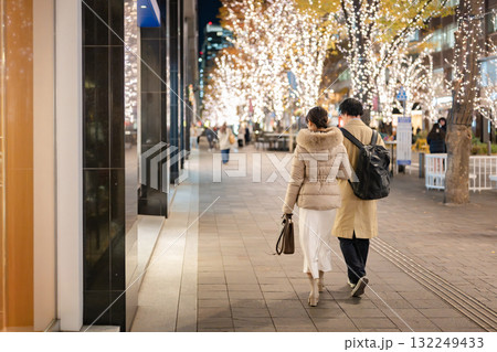夜の街を歩く男女 夜の街を歩く男女 132249433