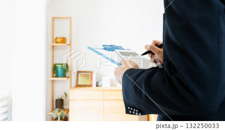 家具のチェックをするスーツ姿の男性 132250033