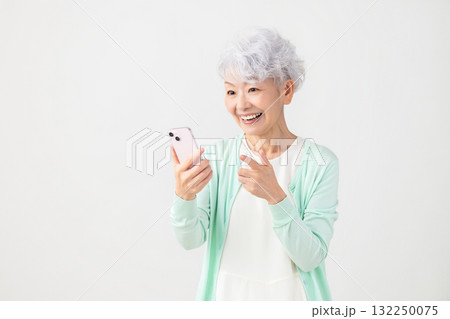 スマホを見ているシニア女性 132250075