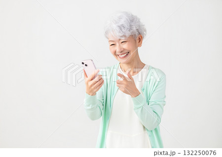 スマホを見ているシニア女性 スマホを見ているシニア女性 132250076
