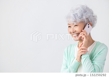 スマホ 電話をしているシニア女性 スマホ 電話をしているシニア女性 132250292