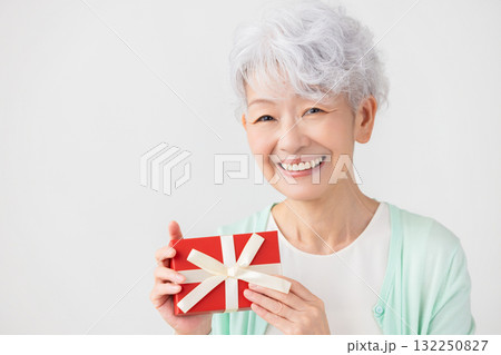 プレゼントをもらって喜ぶシニア女性　 132250827