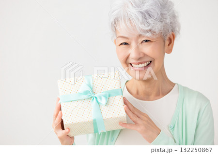 プレゼントをもらって喜ぶシニア女性 プレゼントをもらって喜ぶシニア女性 132250867