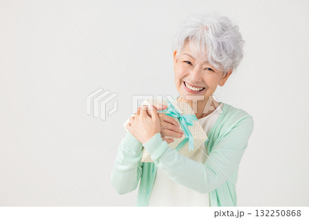 プレゼントをもらって喜ぶシニア女性 プレゼントをもらって喜ぶシニア女性 132250868