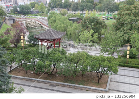 シルクロードの起点　中国西安市の西の城門である安定門 132250904