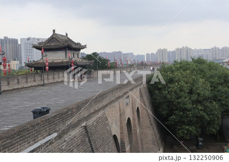 シルクロードの起点　中国西安市の西の城門である安定門 132250906