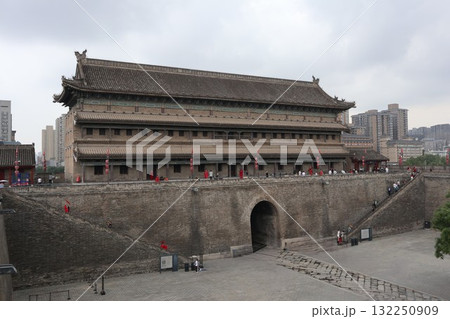 シルクロードの起点　中国西安市の西の城門である安定門 132250909