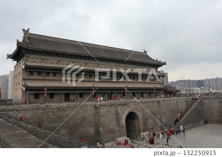 シルクロードの起点 中国西安市の西の城門である安定門 シルクロードの起点 中国西安市の西の城門である安定門 132250915