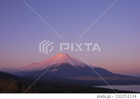朝陽に映える山中湖の富士山 朝陽に映える山中湖の富士山 132251114