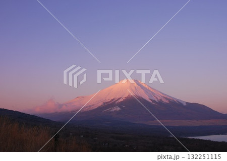 早朝の　山中湖の富士山 132251115