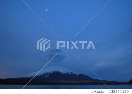 夜明け前の残月と雲と山中湖の富士山 夜明け前の残月と雲と山中湖の富士山 132251120